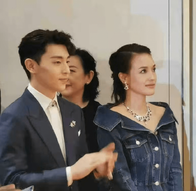 珠宝 舒淇戴上珠宝显“贵气”，穿牛仔上衣巧妙秀肩，吸睛又亮眼