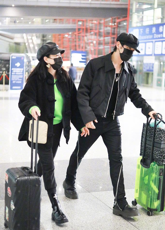 黑色 钟丽缇张伦硕走机场又作妖，身穿老棉袄像大妈，男方眼神生无可恋