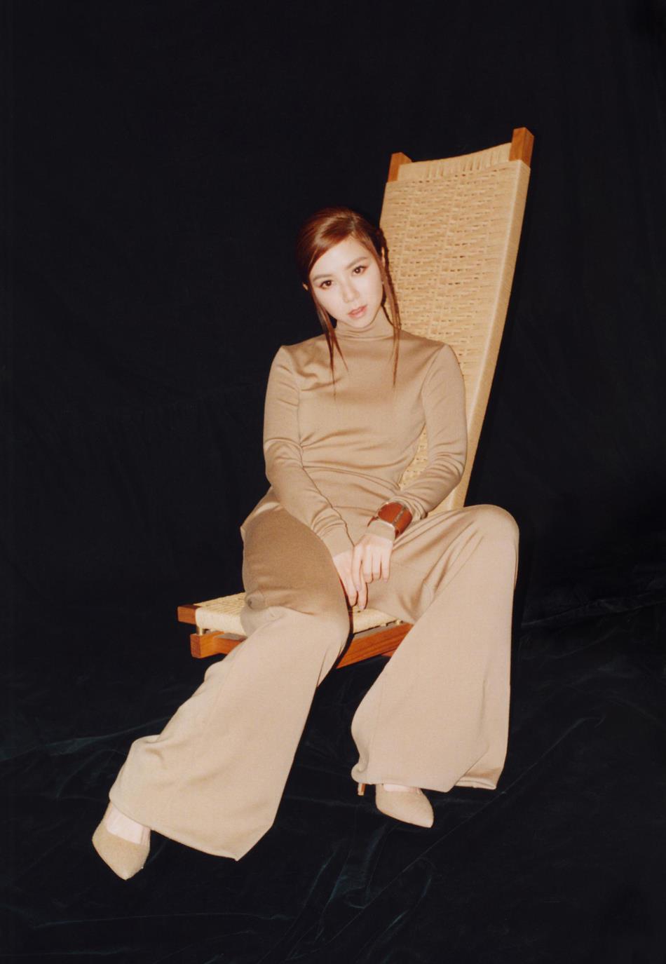 黑色 邓紫棋变身“半熟少女”，驼色穿搭高级又灵动，气质舒服