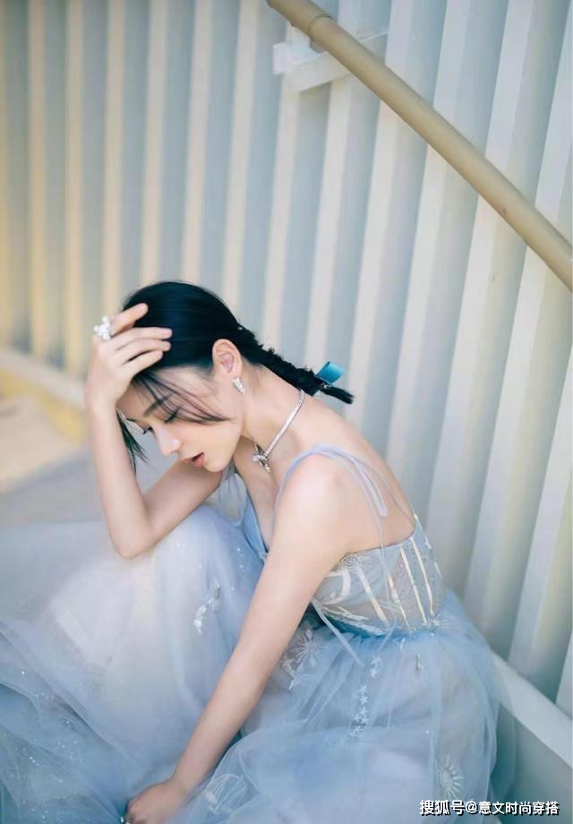 设计 袁姗姗会打扮！藏蓝色长西装搭高筒靴，时尚休闲，腿好长