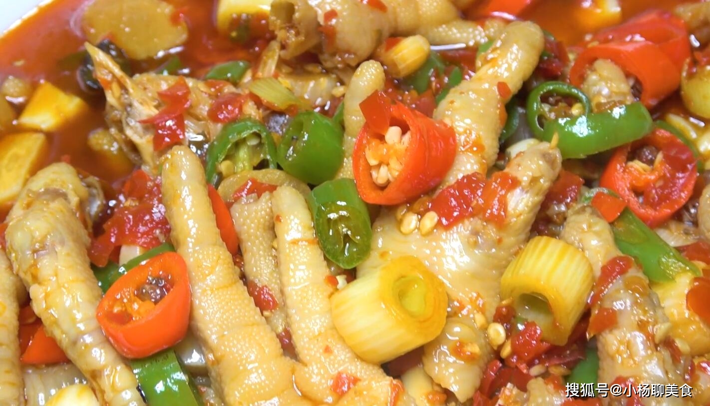 鸡爪与鲜辣椒的完美融合,鲜辣爽口入味,让人越吃越过瘾