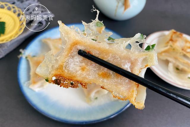 小孩|全家最爱的胡萝卜鲜肉锅贴，提前包好冻起来，早上8分钟搞定早餐