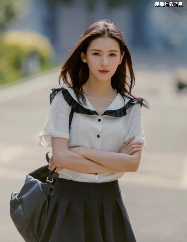 张予曦 张予曦自带少女气息，天蓝色公主裙上身太俏皮，甜美又可爱