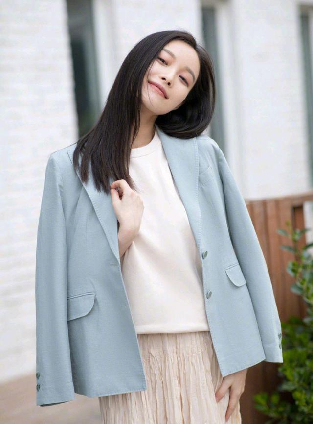 大气 倪妮的高级感真不是吹的！条纹衬衫搭配半身裙优雅利落，摩登精致