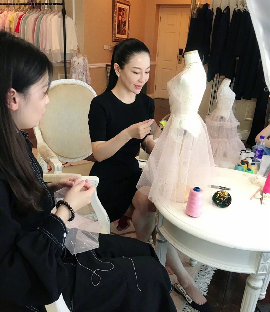 刘钧 戏外的“乔祖望”真幸福,小14岁妻子是设计师,穿搭比明星还惊艳!