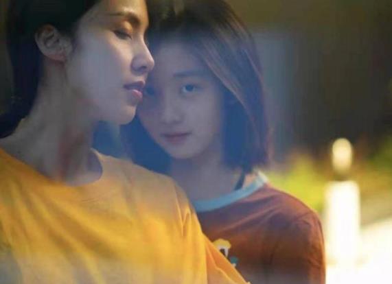 套装 49岁黄磊带大女儿机场出镜,16岁多多粉色套装很抢眼,热议不断!