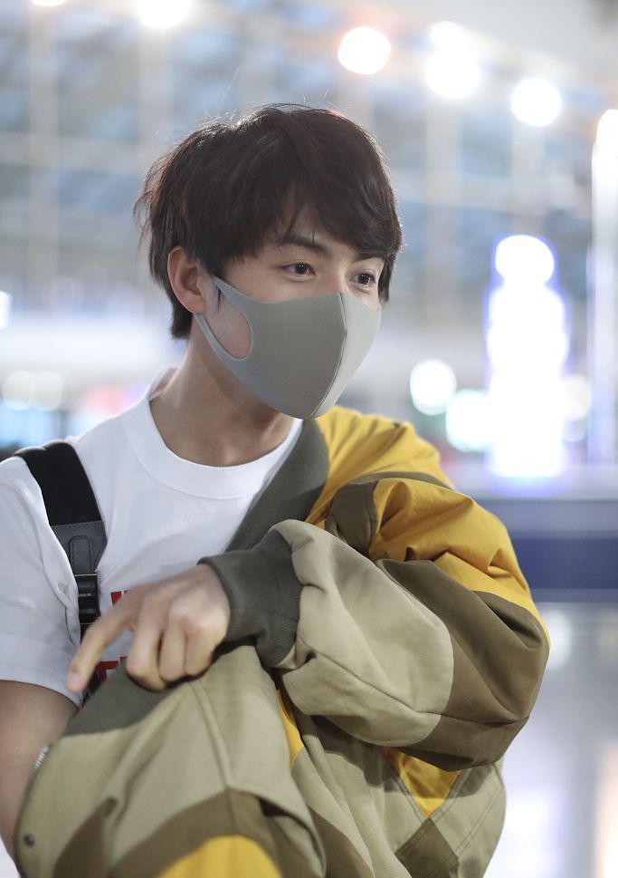 背包 马天宇机场反穿外套很皮 玩另类时尚帅气有型少年感足