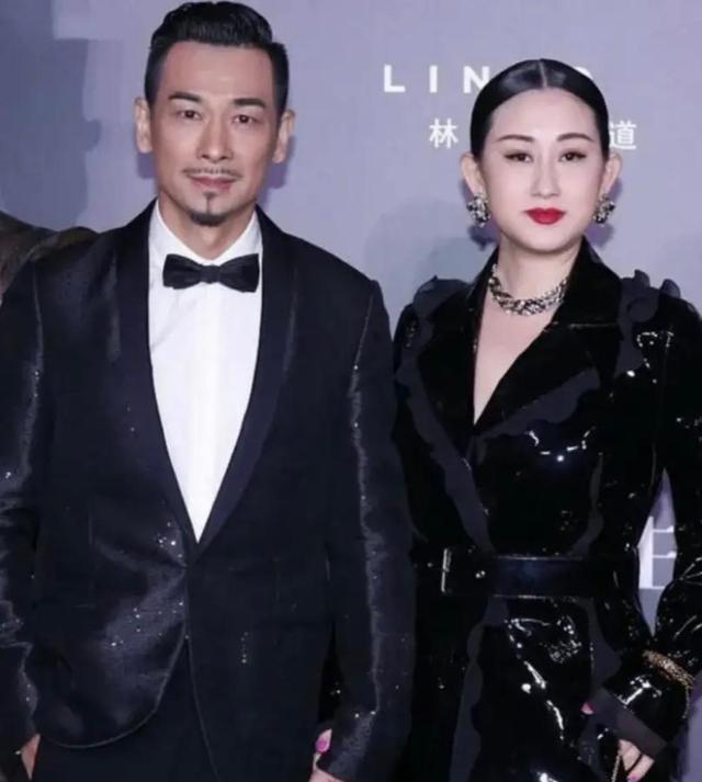 黑色 张丹露实在太飒了，穿皮大衣配金项链，不愧是赵文卓大哥的女人