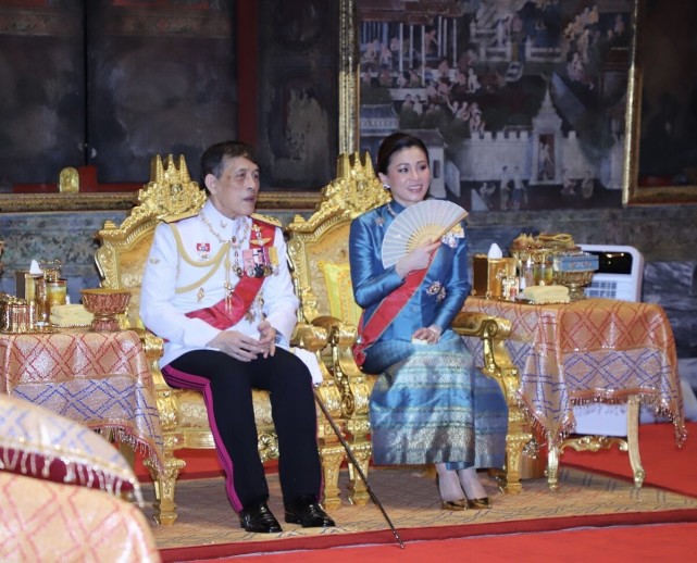 颜色 43岁苏提达穿蓝衣甘愿当花瓶！半蹲礼风情万种，撞衫帕公主竟不输