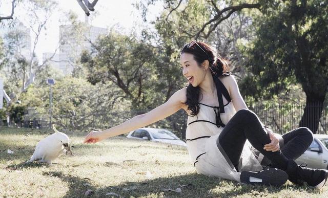 身材 莫文蔚不愧是“腿精”！连衣裙配黑色打底裤，“小鸟腿”好惊艳