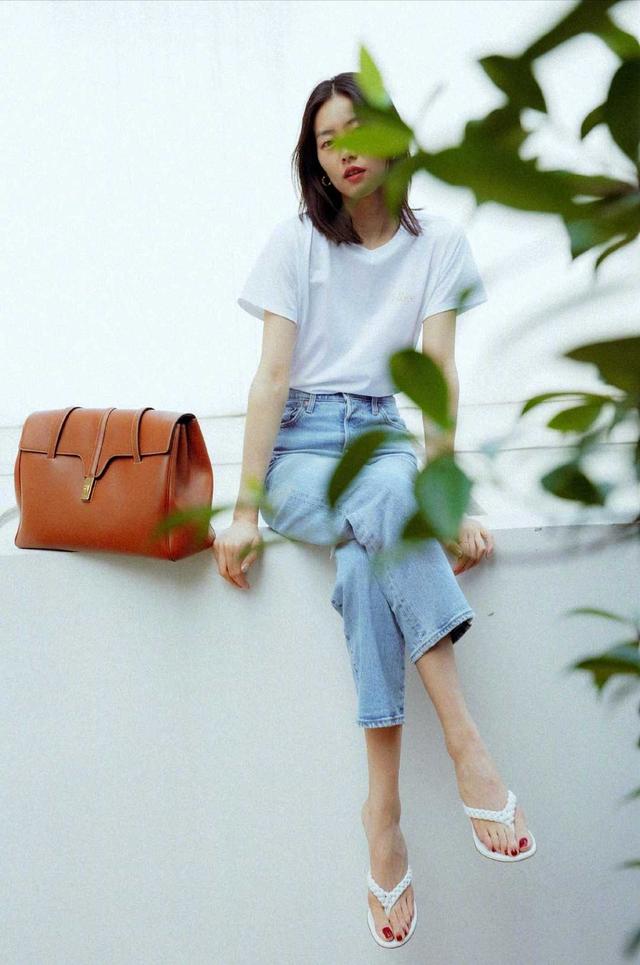 宫廷风 刘雯真不愧是超模！格纹西装搭配粉色衬衫复古摩登，颇具宫廷风