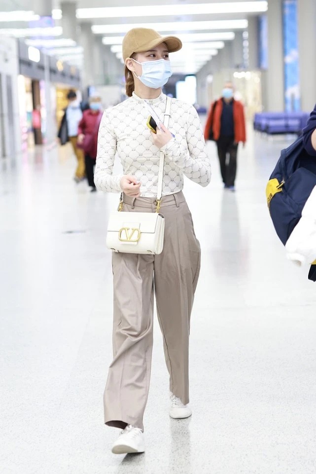 真名 何超莲才是真名媛，紧身上衣+阔腿裤好精致，秀出了身材还显高级