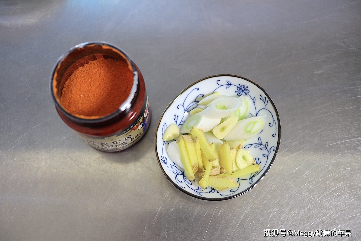 经验教程|1只鸡做俩菜，奥尔良焗鸡香嫩多汁，山药鸡汤滋补身体，真会吃