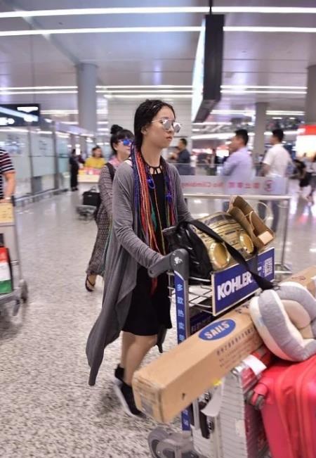 黑色 22岁小彩旗真的长大了，一身黑造型现身机场，走路带风尤为成熟