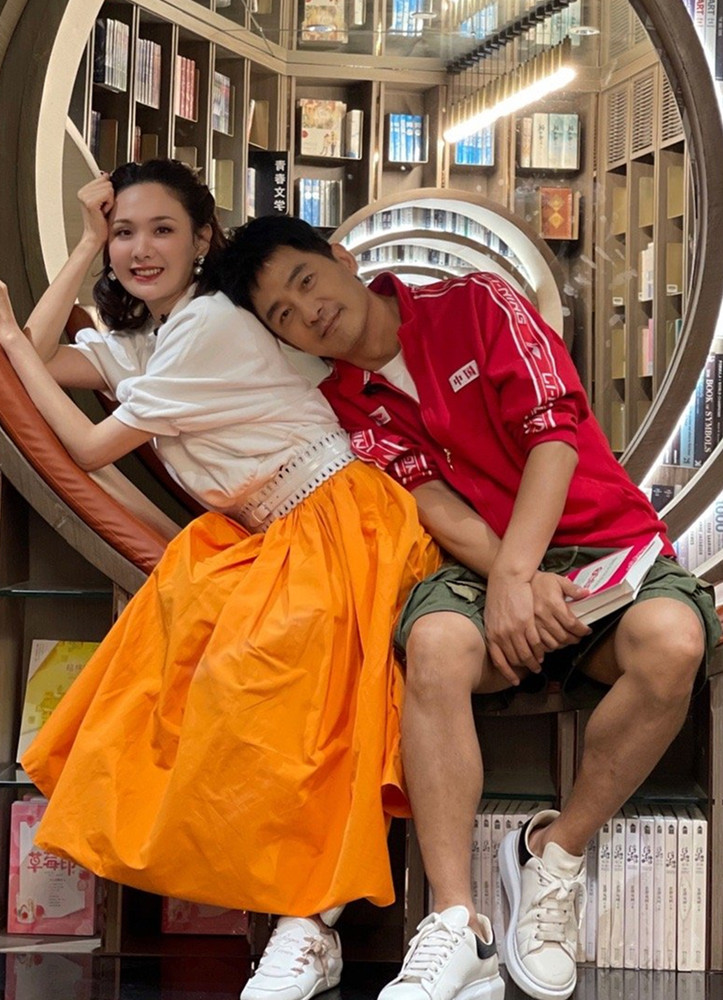 颜色 郭晓冬不让媳妇穿裙短过膝，但程莉莎穿过踝长裙，仍把女人味拉满？