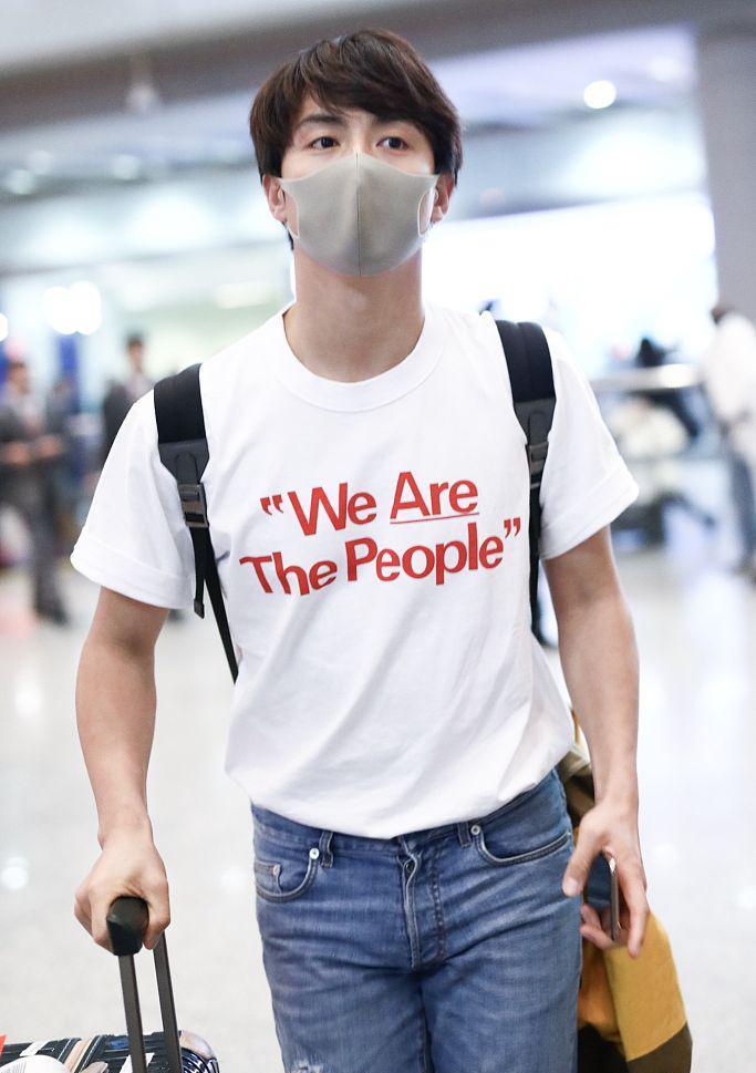 背包 马天宇机场反穿外套很皮 玩另类时尚帅气有型少年感足