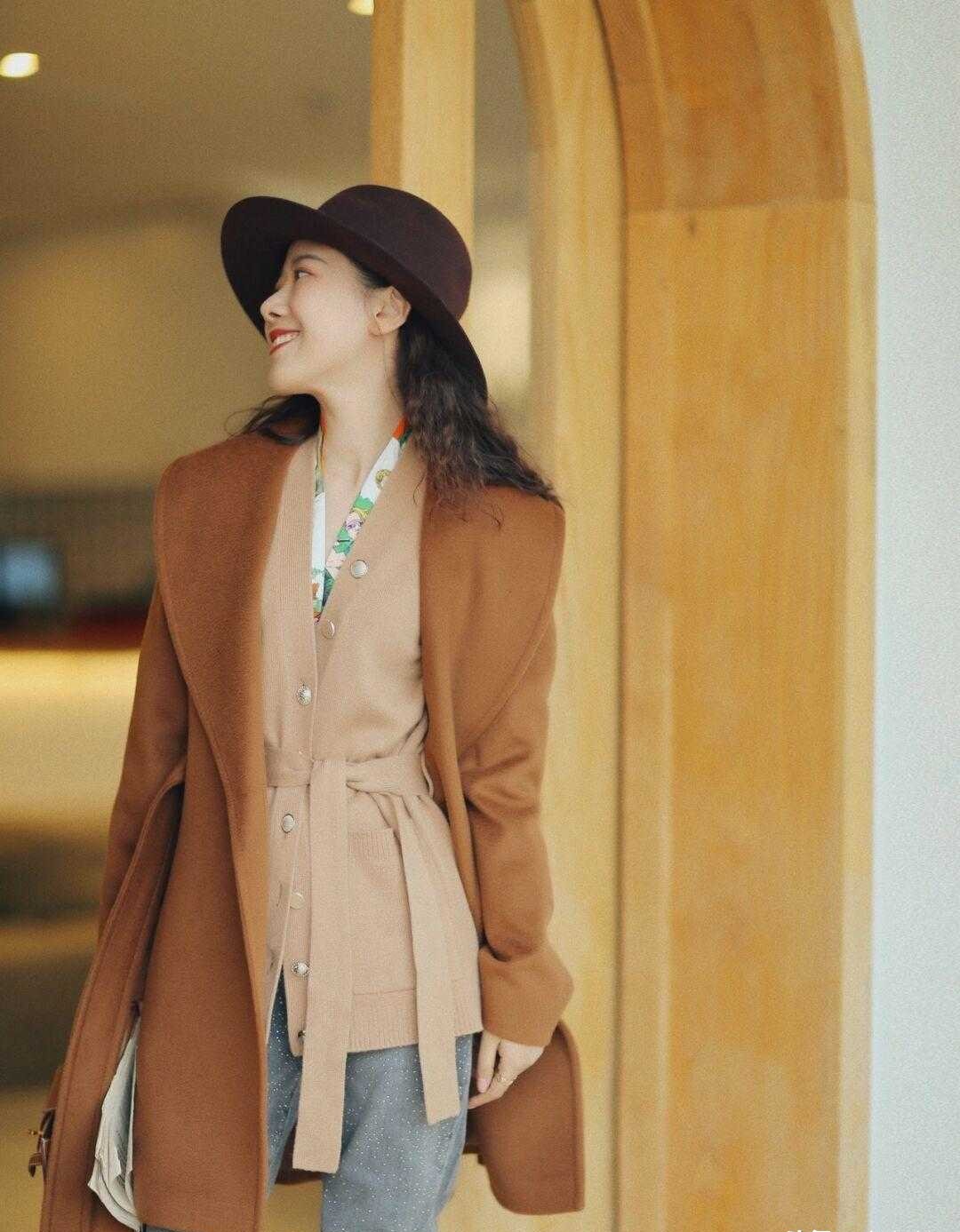 感觉 小姐姐穿出小家碧玉的感觉?只用一件大衣配上九分裤,时尚又洋气