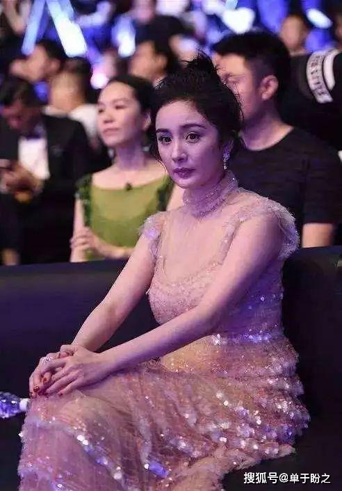 黑色 杨幂穿紧身裙秀身材,腿是真的长,但未修图狠狠打脸!