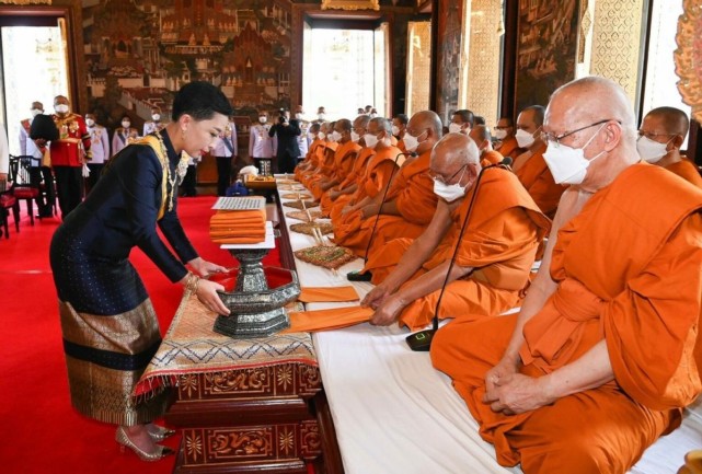 颜色 43岁苏提达穿蓝衣甘愿当花瓶！半蹲礼风情万种，撞衫帕公主竟不输