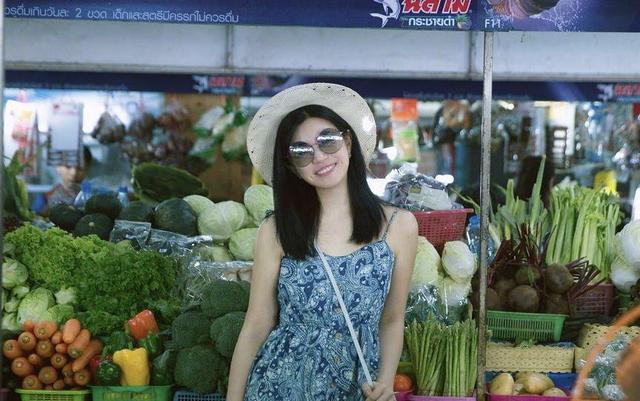 身材 陈妍希才是夏季穿搭模板，一袭蓝色印花吊带裙简约随性，美成初恋