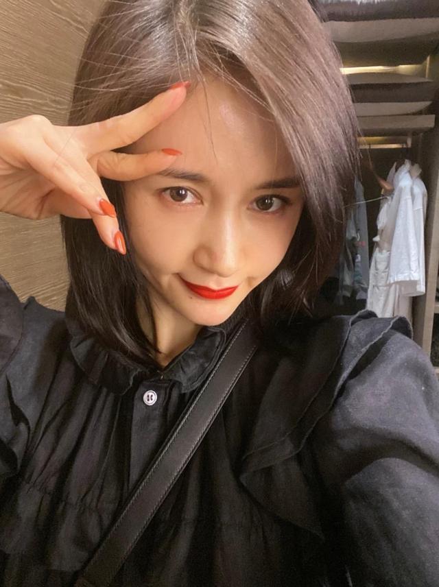 黑色 王子文个子不够比例强撑！穿黑色look外套个性酷炫，大长腿太抢镜