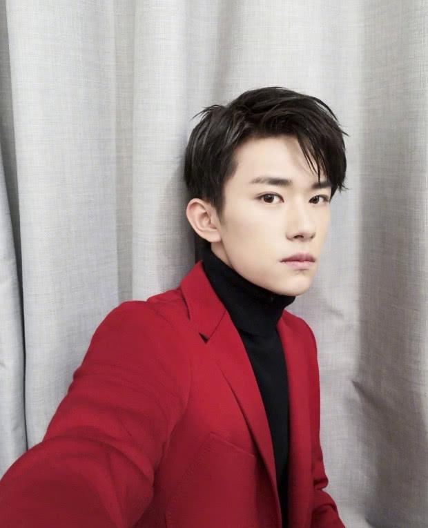 黑色 阔腿裤早已过时,易烊千玺的“情人裤”火遍全网,00后:不敢穿