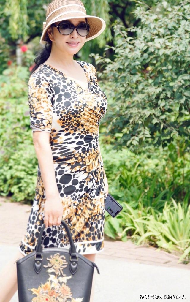 图案 刘晓庆穿一身修身连衣裙，把“大花”衣服，搭出时尚大气感