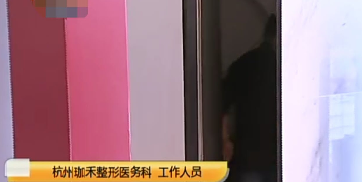 姐妹模特花9万多做鼻综合成“人妖鼻”，找来媒体诉苦：女儿叫我怪物