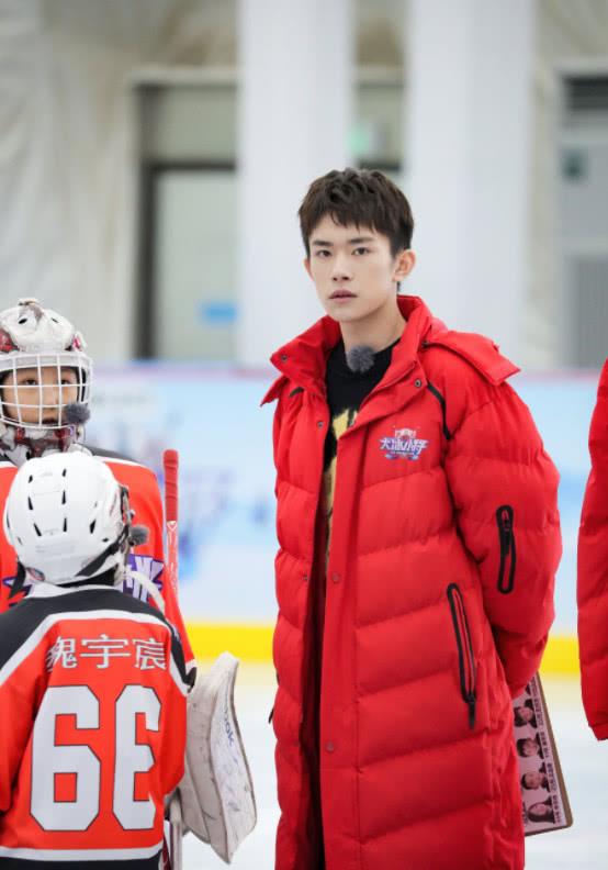 黑色 阔腿裤早已过时,易烊千玺的“情人裤”火遍全网,00后:不敢穿