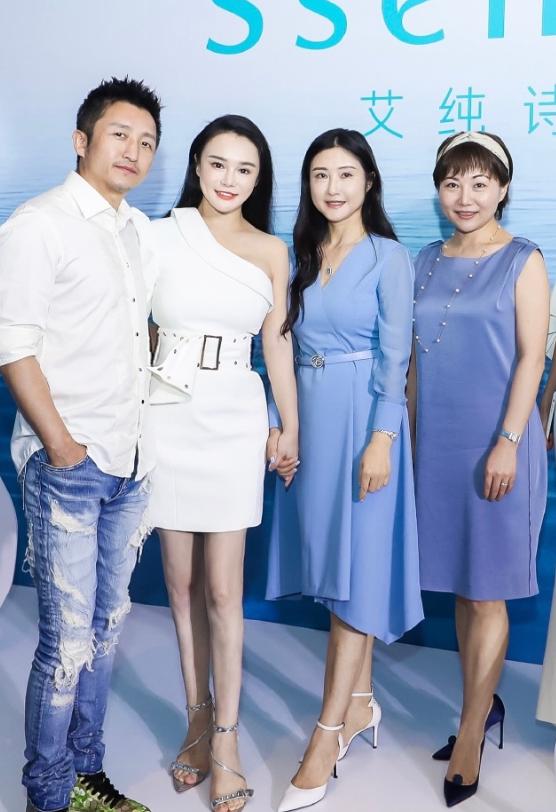 高跟鞋 冉莹颖“S”型身材太惊艳！穿白色斜肩连衣裙优雅大气，性感精致