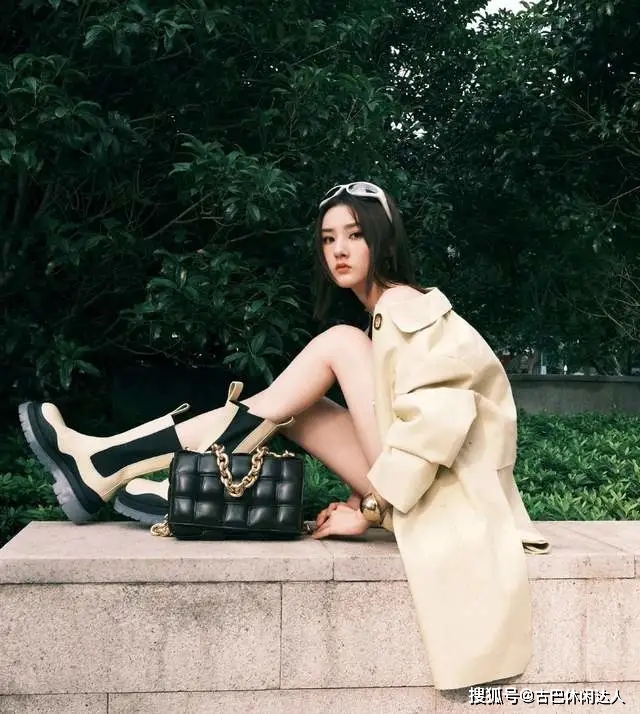 大地 这个秋冬“切尔西靴”又火了，显高显腿长，谁穿谁是时髦“腿精”