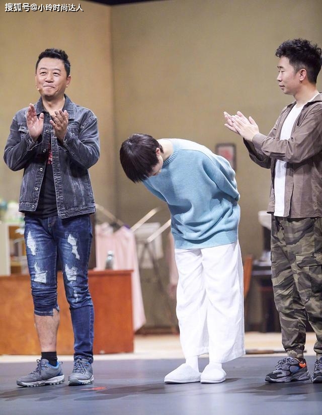 李宇春 李宇春穿一身黑白复古波点装,大方秀出马甲线,洋溢着青春活力