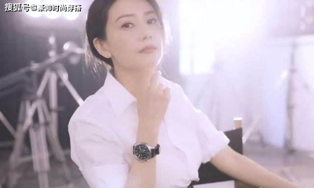 显得 高圆圆气质太好，黑白波点裙清爽又大方，状态是超美的