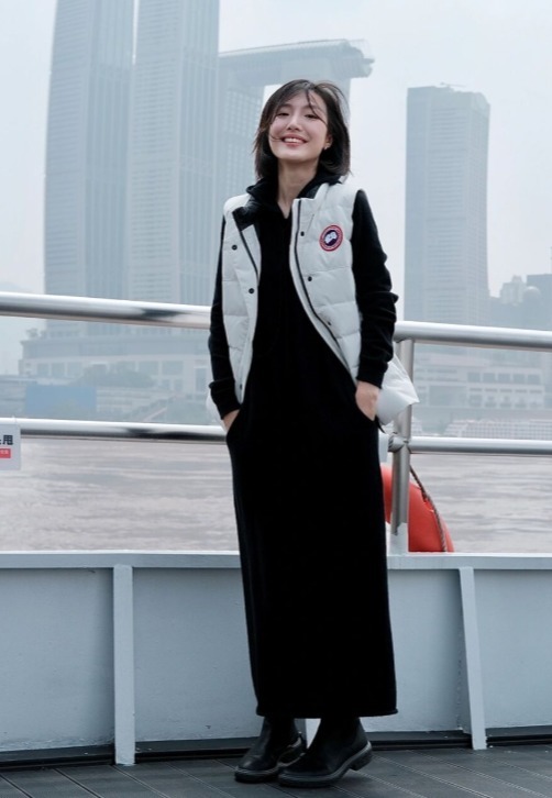 下半身 会“打扮”的女人，秋冬穿衣都选这3套羽绒服，保暖不说还时髦