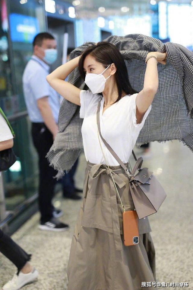 夏天 王子文灵动可爱，白色短袖配半身裙超休闲，大围巾吸睛无疑
