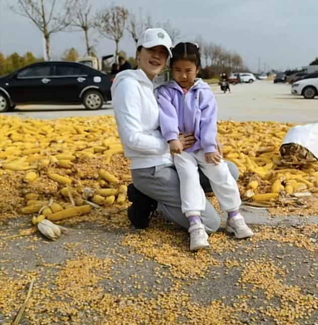 天赋|接地气！王楠带儿女赶集买菜，蹲在地上掰玉米，爱女坐在王楠腿上