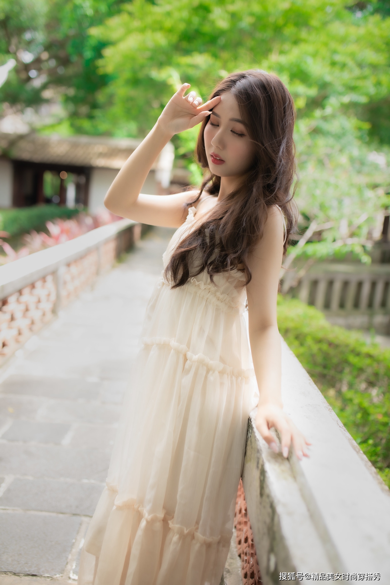 面料 性感的吊带连衣裙，细细的吊带，收腰压褶的设计甜美减龄又迷人