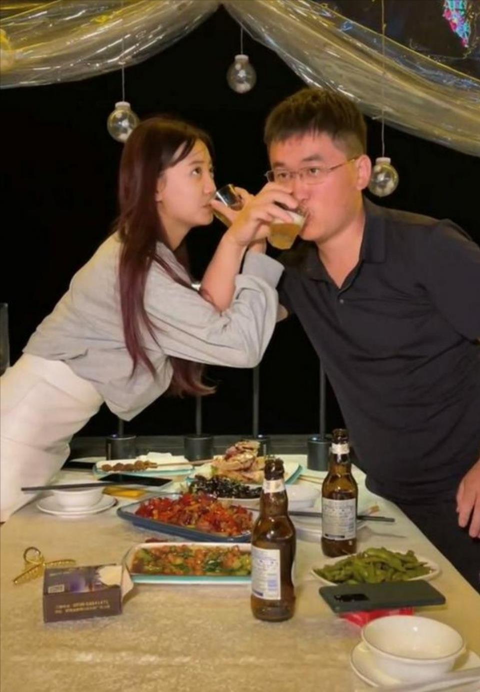 原创网红姜涛官宣恋情小15岁女徒弟变女友送40万商务车被嫌弃