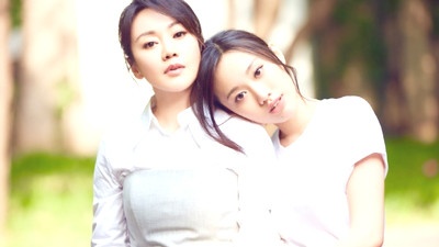 什么|风情女人闫妮，当了17年单亲妈妈，把女儿带进演艺圈，母女同演《突围》