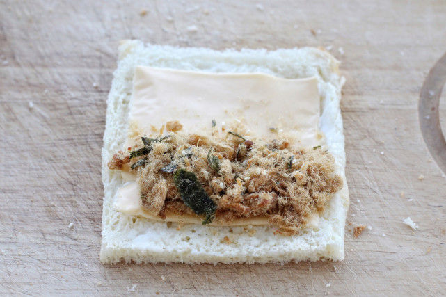 时间|把剩吐司做成营养早餐，一口平底锅就能搞定，细腻美味浓郁拉丝！