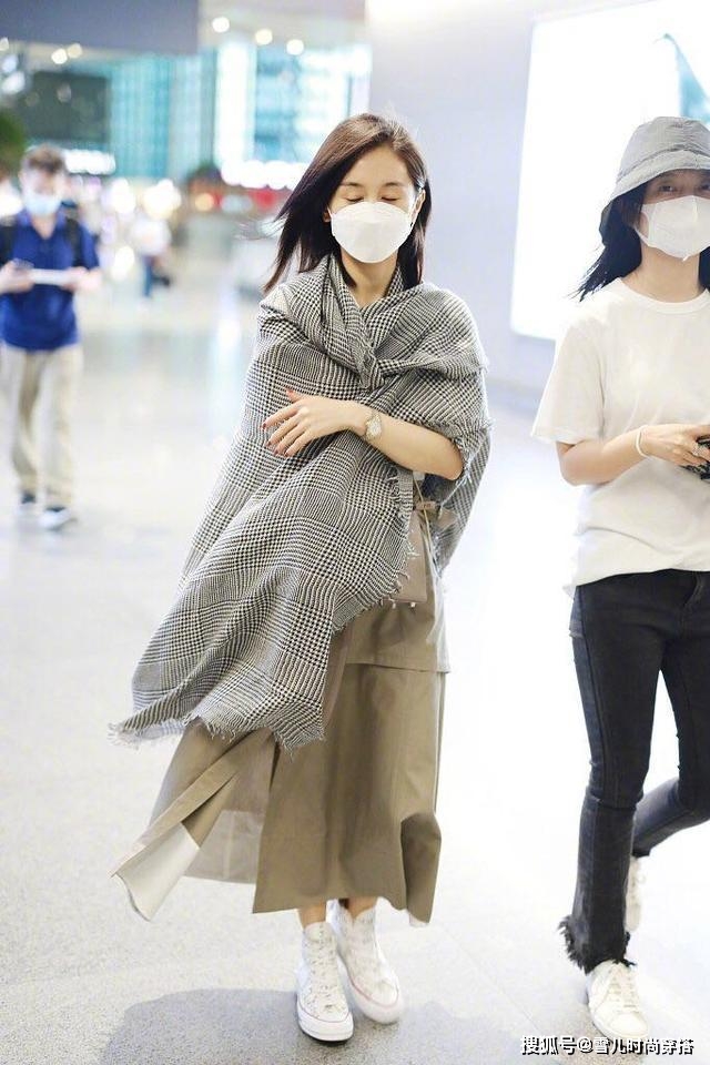 夏天 王子文灵动可爱，白色短袖配半身裙超休闲，大围巾吸睛无疑