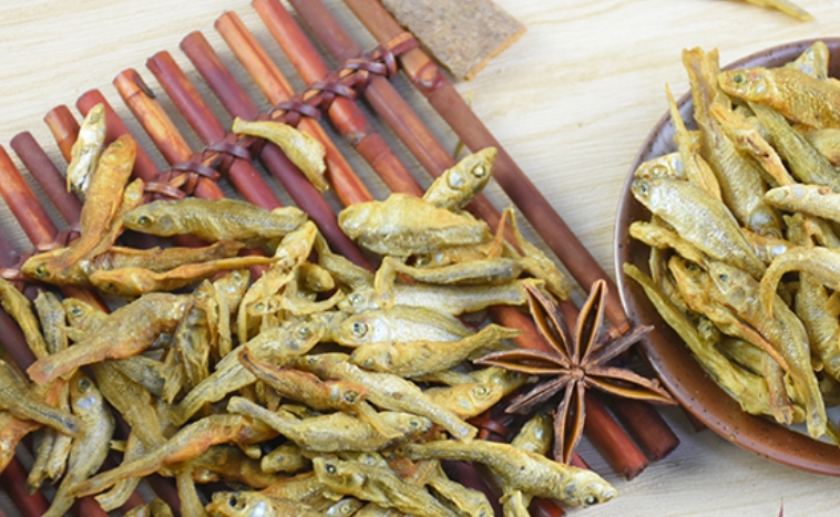 网友|超市里1元1包的小辣鱼,是用什么鱼做的?网友看完,不敢再吃