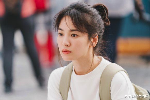 留学|40岁宋慧乔“留学照”曝光！狼狈背纸袋还是美，网友赞：根本大学生