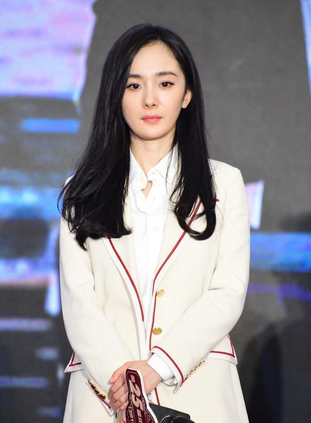 杨幂 杨幂终于不扮嫩了，穿白西装配长靴改走知性风，不P图尽显法令纹