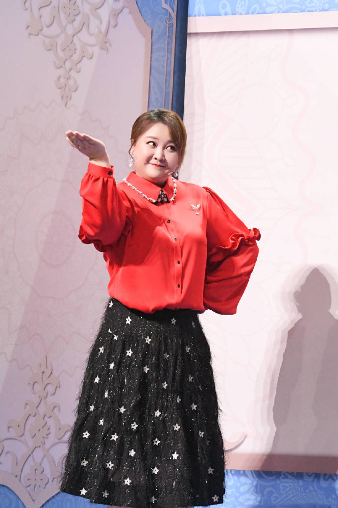 原创贾玲的体重总算"刹车"了,修身版唐装也敢穿出来,成胖女孩榜样