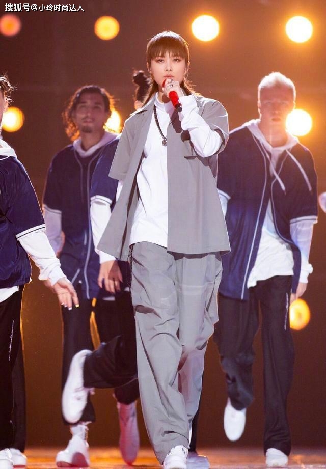 李宇春 李宇春穿一身黑白复古波点装,大方秀出马甲线,洋溢着青春活力