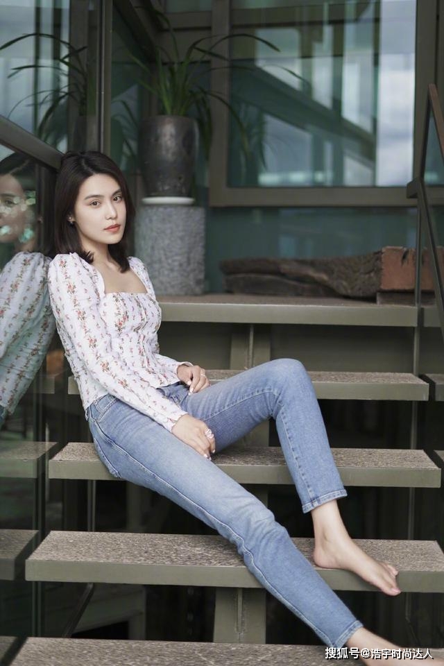 韩丹彤 韩丹彤清新夏日装，碎花大方领上衣搭牛仔裤，甜美又时尚