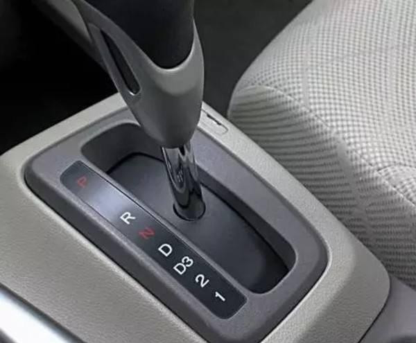 等红绿灯挂什么挡等红灯时挂n挡还是p挡