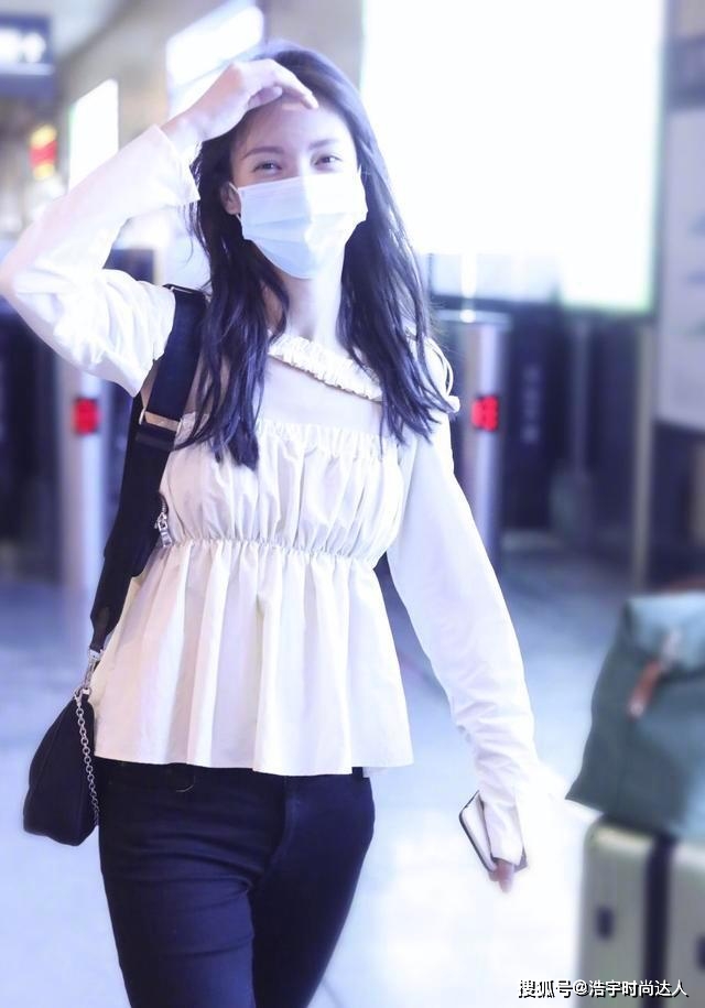 因为 金晨太可爱了,牛油果绿小上衣搭黑色碎花裙,活力满分