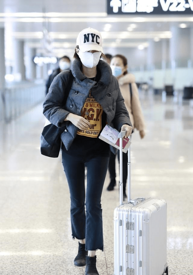 面包 马伊琍离婚后更潇洒了，穿棉服也很时尚，腿型看起来很优美